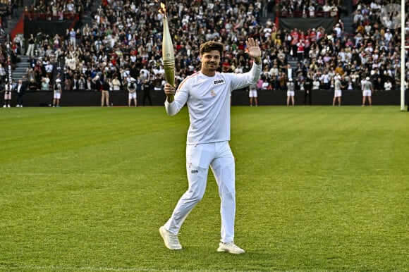 On lui souhaite de bonheur avec sa petite famille qu'il vient de fonder
Romain Ntamack avec la Flamme Olympique - La Flamme Olympique (JO 2024) arrive en Haute-Garonne et traverse la Ville de Toulouse et finit dans le stade d'Ernest-Wallon le 17 mai 2024. © Thierry Breton / Panoramic / Bestimage 