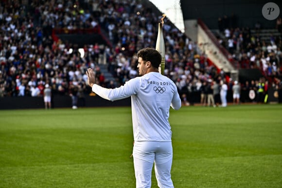 Romain Ntamack avec la Flamme Olympique - La Flamme Olympique (JO 2024) arrive en Haute-Garonne et traverse la Ville de Toulouse et finit dans le stade d'Ernest-Wallon le 17 mai 2024. © Thierry Breton / Panoramic / Bestimage 