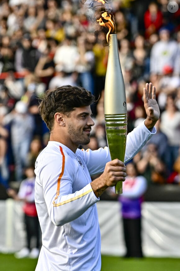 Romain Ntamack avec la Flamme Olympique - La Flamme Olympique (JO 2024) arrive en Haute-Garonne et traverse la Ville de Toulouse et finit dans le stade d'Ernest-Wallon le 17 mai 2024. © Thierry Breton / Panoramic / Bestimage 