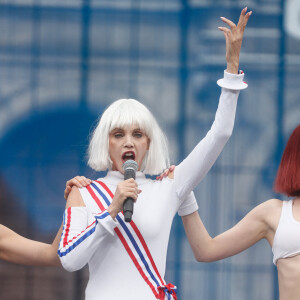 Arielle Dombasle - "Concert de Paris" sur le parvis de l'hôtel de ville de Paris retransmis en direct sur France 2 et sur France Inter, Paris le 14 juillet 2024. © Christophe Clovis - Pierre Perusseau / Bestimage