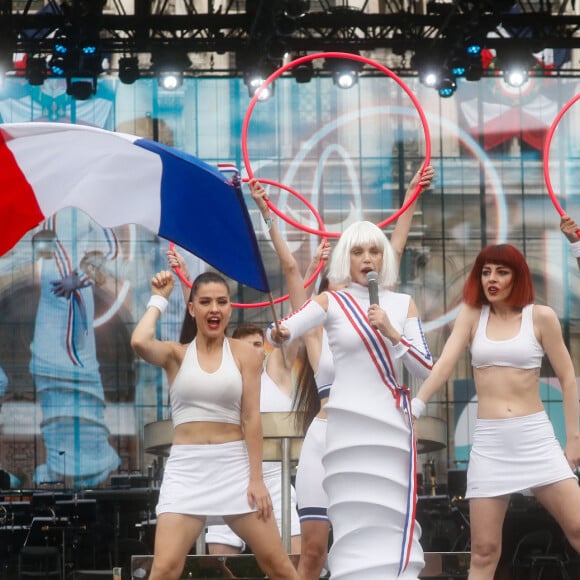 "Merci de ne pas l'utiliser comme robe", écrit Ikea à propos d'une de ses lampes, avant d'ajouter "Encore moins si c'est pour chanter en public"

Arielle Dombasle - "Concert de Paris" sur le parvis de l'hôtel de ville de Paris retransmis en direct sur France 2 et sur France Inter, Paris le 14 juillet 2024. © Christophe Clovis - Pierre Perusseau / Bestimage