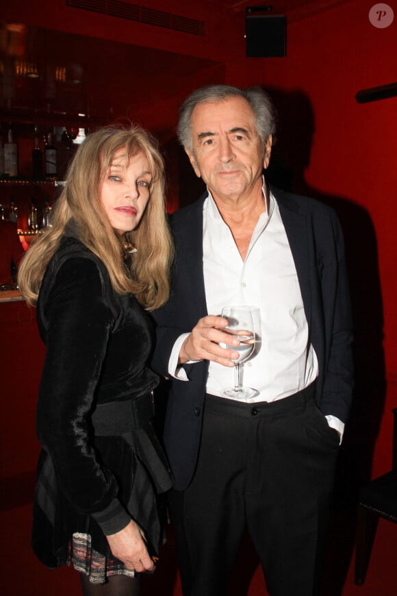 Arielle Dombasle et Bernard-Henri Lévy lors de la remise du prix littéraire Castel 2023 au restaurant Castel à Paris le 15 novembre 2023. © Philippe Baldini / Bestimage