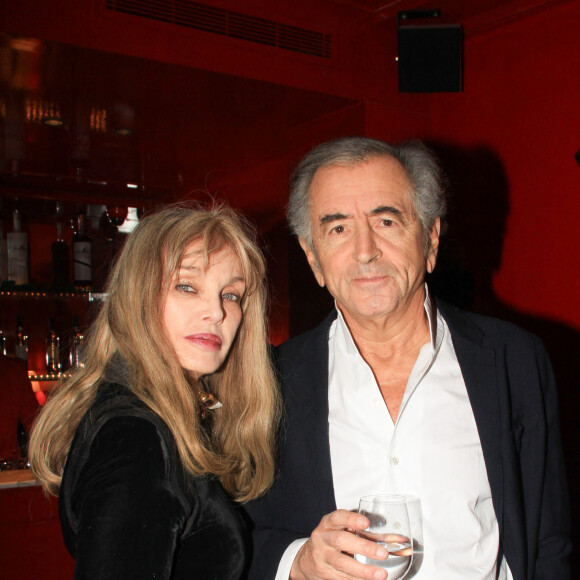 Arielle Dombasle et Bernard-Henri Lévy lors de la remise du prix littéraire Castel 2023 au restaurant Castel à Paris le 15 novembre 2023. © Philippe Baldini / Bestimage