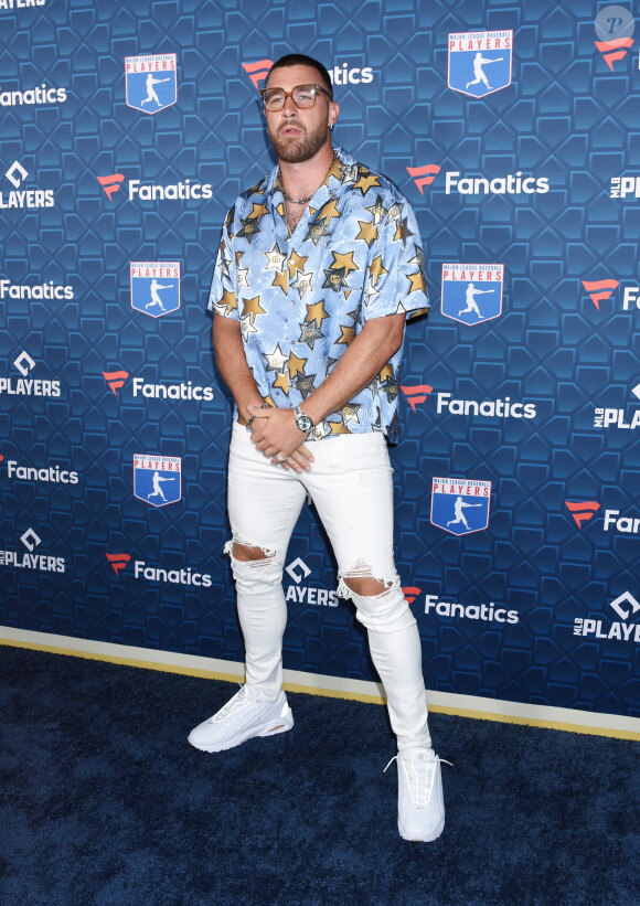 Le joueur de football américain a commenté la publication de Pierre Gasly d'un "Yessir !!!".
 
Travis Kelce au photocall de la soirée "The Players Party" à Los Angeles, le 18 juillet 2022.