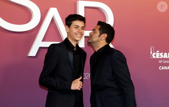 Jamel Debbouze et son fils Léon - Photocall des lauréats (press room) lors de la 49ème édition de la cérémonie des César à l'Olympia à Paris le 23 février 2024 © Dominique Jacovides / Olivier Borde / Bestimage