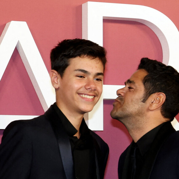 Jamel Debbouze et son fils Léon - Photocall des lauréats (press room) lors de la 49ème édition de la cérémonie des César à l'Olympia à Paris le 23 février 2024 © Dominique Jacovides / Olivier Borde / Bestimage