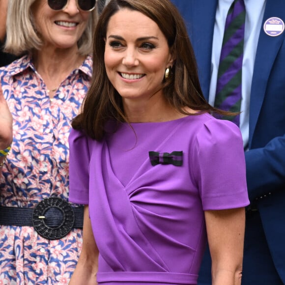 "Vous aurez une approche proactive et pratique tout en travaillant au sein d'une petite équipe agile, et une forte compréhension des communautés galloises, des affaires, du gouvernement et des entreprises". 
Catherine (Kate) Middleton avec la princesse Charlotte et Pippa Middleton dans les tribunes de la finale du tournoi de Wimbledon 2024, le 14 juillet 2024. 