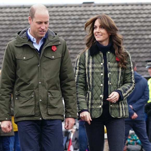 Par ailleurs, le roi Charles, anciennement connu sous le nom de prince de Galles, a étudié le gallois à l'université d'Aberystwyth. Une langue à prendre donc très au sérieux si l'on souhaite s'intégrer à la famille royale.
Le prince William, prince de Galles, et Catherine (Kate) Middleton, princesse de Galles, visitent Outfit Moray, une organisation caritative primée à Moray (Ecosse), le 2 novembre 2023. Connus sous le nom de duc et duchesse de Rothesay lorsqu'ils sont en Écosse, visitent cet organisme qui propose des programmes d'apprentissage en plein air et d'activités d'aventure qui changent la vie des jeunes de Moray, en Écosse. 