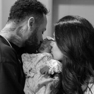 Neymar a officialisé la naissance de son troisième enfant, une petite fille prénommée Helena née le 3 juillet
Neymar, Instagram