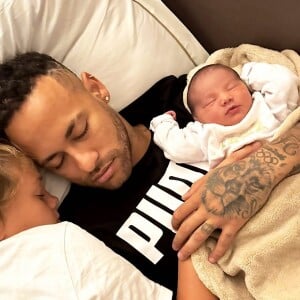 Il s'agit de la deuxième fille du footballeur née en moins d'un an puisque sa première fille Mavie (9 mois), fruit de sa relation avec Bruna Biancardi, était née en octobre 2023.
Neymar, Instagram