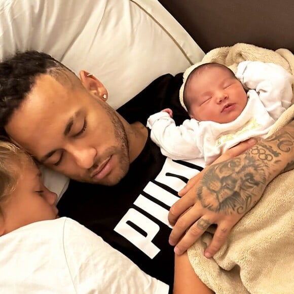 Il s'agit de la deuxième fille du footballeur née en moins d'un an puisque sa première fille Mavie (9 mois), fruit de sa relation avec Bruna Biancardi, était née en octobre 2023.
Neymar, Instagram