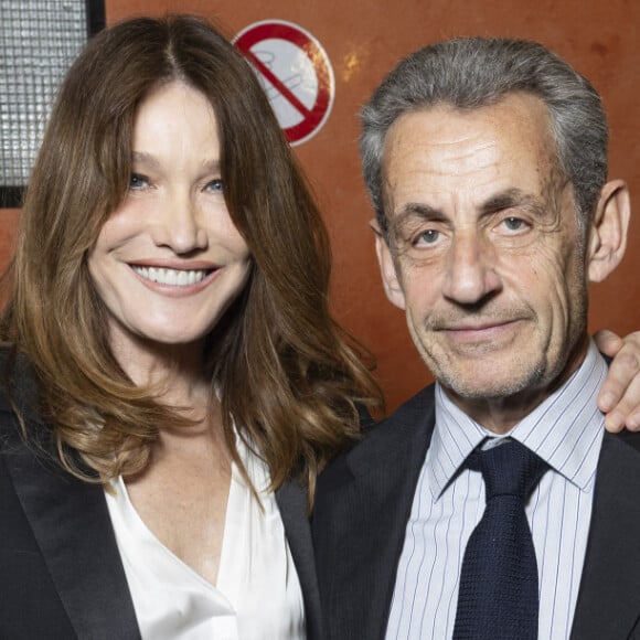 Exclusif - Carla Bruni et son mari Nicolas Sarkozy en backstage du concert du gala des 20 ans de la fondation Recherche Alzheimer "2 générations chantent pour la 3ème" à l'Olympia à Paris le 18 mars 2024. © Cyril Moreau / Bestimage 