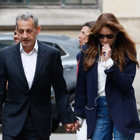 L'ancien président Nicolas Sarkozy et sa femme Carla Bruni vont voter pour le second tour des élections législatives au lycée La Fontaine à Paris le 7 juillet 2024. © Christophe Clovis / Bestimage 