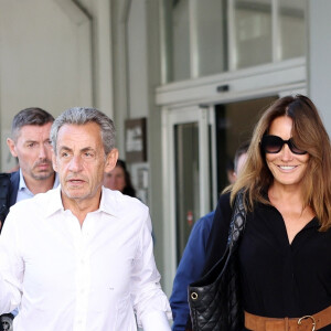 Carla Bruni a eu plusieurs gestes de tendresse envers Nicolas Sarkozy
L'ancien président français Nicolas Sarkozy et sa femme Carla Bruni-Sarkozy arrivent à l'aéroport de Venise-Marco Polo et prennent un bateau-taxi lors du 80ème festival international du film de Venise, La Mostra, à Venise, Italie, le 2 septembre 2023. 
