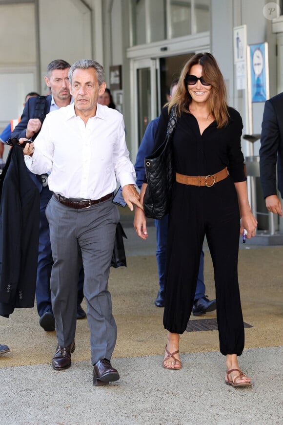 Carla Bruni a eu plusieurs gestes de tendresse envers Nicolas Sarkozy
L'ancien président français Nicolas Sarkozy et sa femme Carla Bruni-Sarkozy arrivent à l'aéroport de Venise-Marco Polo et prennent un bateau-taxi lors du 80ème festival international du film de Venise, La Mostra, à Venise, Italie, le 2 septembre 2023. 