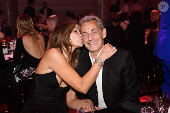 Carla Bruni-Sarkozy et son mari Nicolas Sarkozy - 19ème "Diner de la Mode" au bénéfice de Sidaction au Pavillon Cambon Capucines dans le cadre de la Fashion Week de Paris, France. Le 7 juillet 2022. © Rachid Bellak / Bestimage 