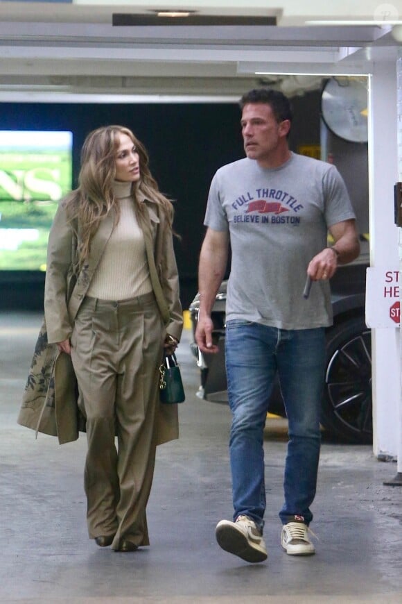 Ben Affleck et sa femme Jennifer Lopez arrivent au restaurant "BOA Steakhouse" à Los Angeles, le 19 mai 2024