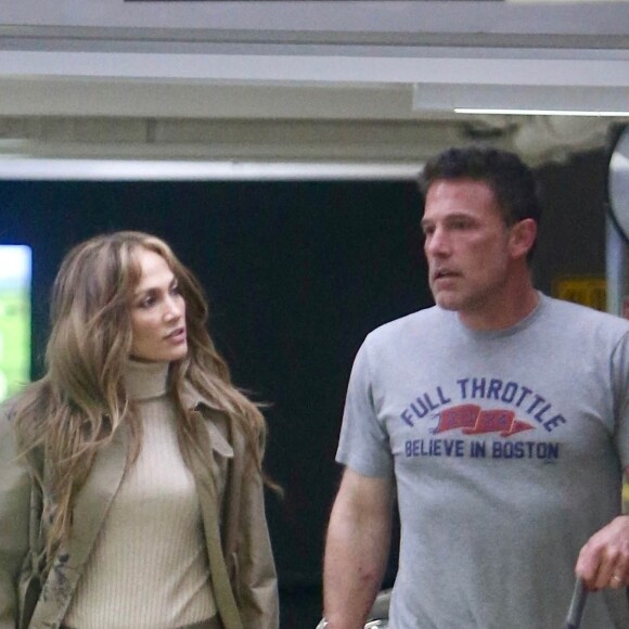 Ben Affleck et sa femme Jennifer Lopez arrivent au restaurant "BOA Steakhouse" à Los Angeles, le 19 mai 2024