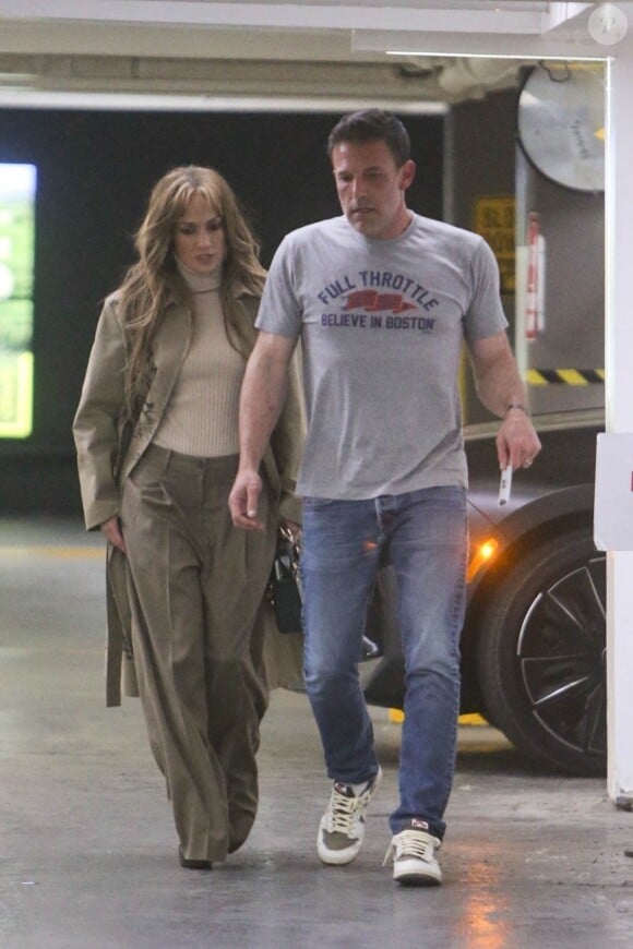 Selon une source, le couple "n'est pas au mieux en ce moment". 
Ben Affleck et sa femme Jennifer Lopez arrivent au restaurant "BOA Steakhouse" à Los Angeles, le 19 mai 2024