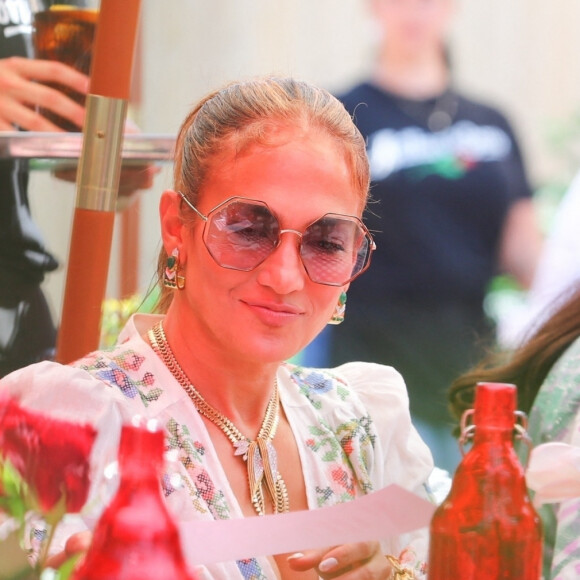 Mais l'absence de son mari Ben Affleck à cet évènement spécial a été très remarquée.
Jennifer Lopez avec ses amis au restaurant italien Arthur & Sons pour son déjeuner d'anniversaire le 21 juillet 2024