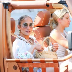 Jennifer Lopez arrive au restaurant italien Arthur & Sons pour son déjeuner d'anniversaire le 21 juillet 2024