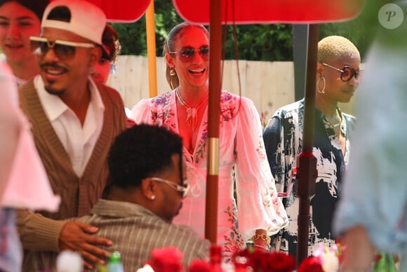 Jennifer Lopez avec ses amis au restaurant italien Arthur & Sons pour son dejeuner d'anniversaire le 21 juillet 2024