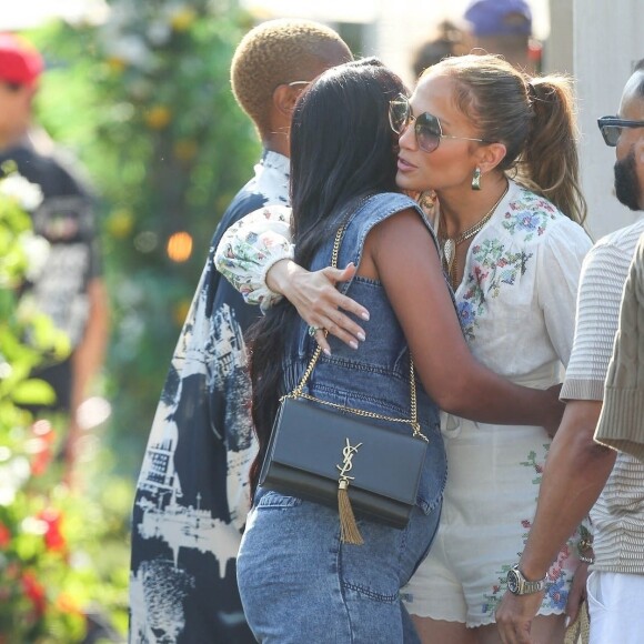 Entourée de ses amis et de sa famille, la chanteuse a célébré ses 55 ans lors d'un déjeuner ce 21 juillet.
Jennifer Lopez avec ses amis au restaurant italien Arthur & Sons pour son déjeuner d'anniversaire le 21 juillet 2024