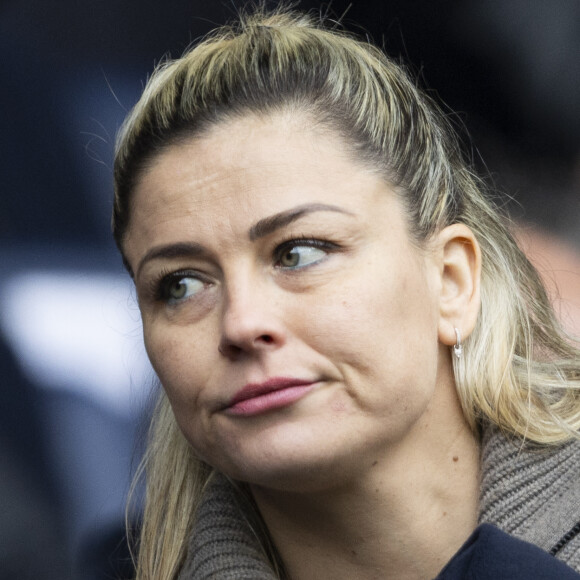 Laure Boulleau est la maman d'une petite Clara née en février dernier. Une petite fille qu'elle affiche très peu par choix.
Laure Boulleau - Personnalités dans les tribunes du match de football en ligue 1 Uber Eats PSG / Reims au Parc des Princes à Paris. 