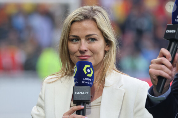 Dimanche 21 juillet, elle a néanmoins posté une photo sur son compte Instagram où elle pose de face avec son bébé dans les bras. Une image qui en a agacé certains.
Laure Boulleau (Canal+) lors du match RC Lens - Olympique de Marseille, stade Bollaert-Delelis, le 6 mai 2023 lors du match de championnat de Ligue 1 Uber Eats opposant le RC Lens à l'Olympique de Marseille au stade Bollaert-Delelis à Lens, France, le 7 mai 2023. Lens won 2-1. © Laurent Sanson/Panoramic/Bestimage