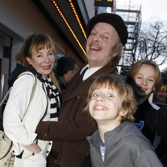 Avant de rencontrer Philippe Katerine et de fonder une famille avec lui
Exclusif - Philippe Katerine, Julie Depardieu et leurs enfants - Arrivées à la première du film Astérix et Obélix "L'Empire du Milieu" au cinéma Le Grand Rex à Paris le 15 janvier 2023.