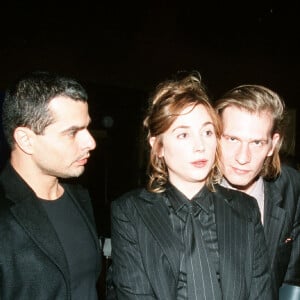 Julie Depardieu, son frère Guillaume Depardieu Laurent Korcia et Carlos à Paris en 2002.