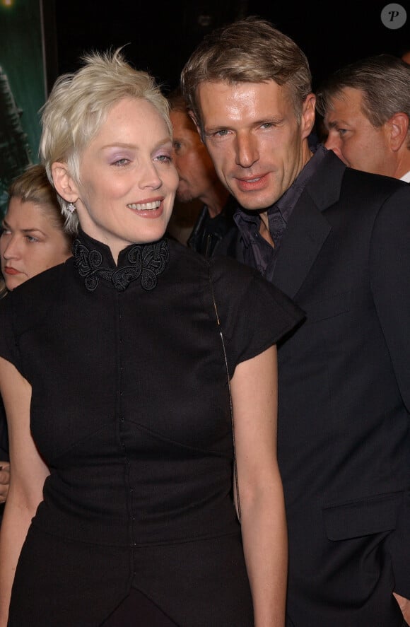 Dans sa très longue carrière, remplie de succès, Lambert Wilson n'a cessé de faire des rencontres. © Lionel Hahn/ABACA. 51825. Los Angeles, 27 octobre 2003. Sharon Stone et Lambert Wilson, membre de l'équipe, assistent à la première mondiale de Matrix Revolutions au Walt Disney Concert Hall dans le centre de Los Angeles.