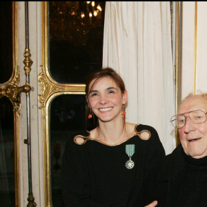 Fils d'un comédien très connu, Lambert Wilson a beaucoup souffert...Lambert Wilson a reçu les insignes d'officier dans l'Ordre des Arts et des Lettres. Clotilde Courau (la princesse Clotilde de Savoie) a reçu les insignes de chevalier dans l'Ordre des Arts et des Lettres lors d'une cérémonie au ministère de la Culture. Ici avec le père de Lambert Wilson, Georges Wilson.