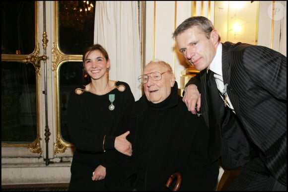 Fils d'un comédien très connu, Lambert Wilson a beaucoup souffert...Lambert Wilson a reçu les insignes d'officier dans l'Ordre des Arts et des Lettres. Clotilde Courau (la princesse Clotilde de Savoie) a reçu les insignes de chevalier dans l'Ordre des Arts et des Lettres lors d'une cérémonie au ministère de la Culture. Ici avec le père de Lambert Wilson, Georges Wilson.