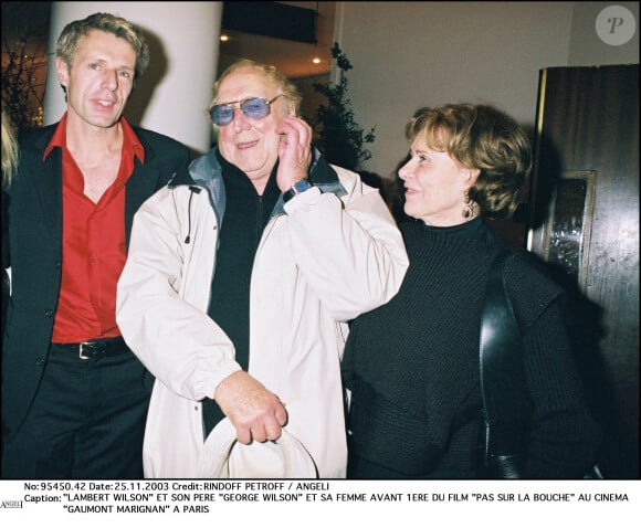 À la mort de ses parents, George et Odile, il a notamment connu une terrible dépression.Lambert Wilson avec ses parents, George et Odile en 2003.