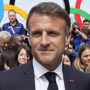 Le président français Emmanuel Macron part après avoir posé avec des athlètes français lors de sa visite au village olympique, lors des Jeux olympiques d'été de 2024, le lundi 22 juillet 2024, à Paris, en France. © Michel Euler/Pool/Bestimage
