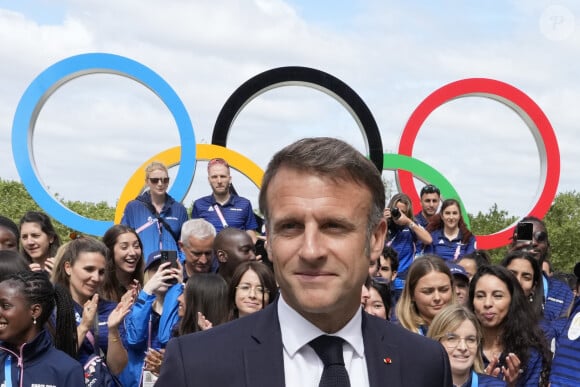 Le président français Emmanuel Macron part après avoir posé avec des athlètes français lors de sa visite au village olympique, lors des Jeux olympiques d'été de 2024, le lundi 22 juillet 2024, à Paris, en France. © Michel Euler/Pool/Bestimage