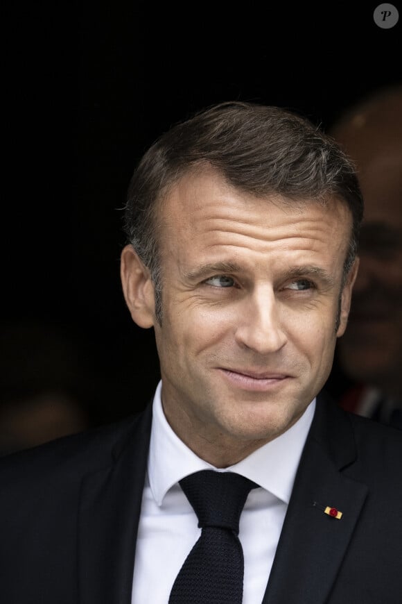 Emmanuel Macron, président de la République Française, et la Première dame Brigitte Macron, à la sortie du bureau de vote lors du deuxième tour des élections législatives au Touquet, ke 7 juillet 2024. © Eliot Blondet/Pool/Bestimage 