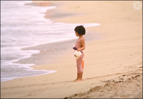 Elle a passé toute sa jeunesse dans un milieu culturel très favorable. Charlotte, enfant, joue devant la mer.