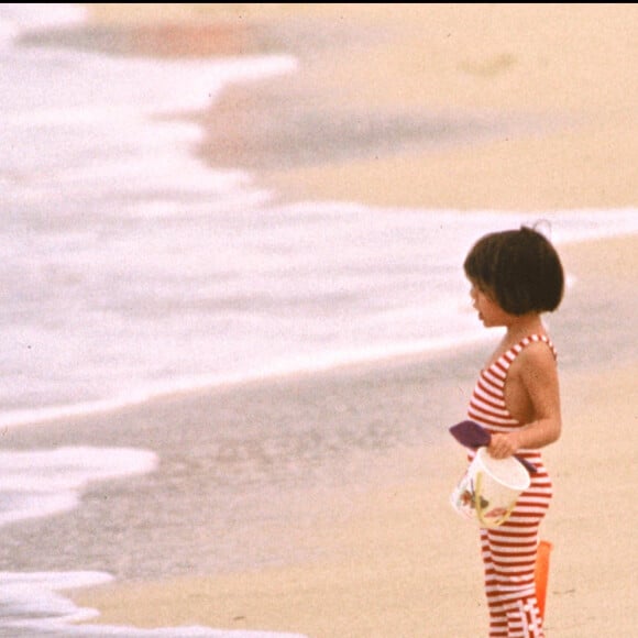 Elle a passé toute sa jeunesse dans un milieu culturel très favorable. Charlotte, enfant, joue devant la mer.