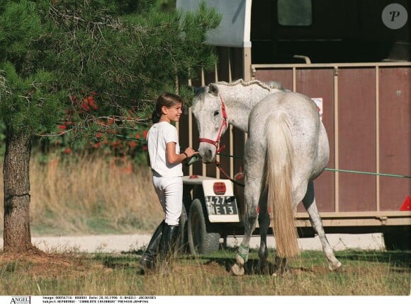 Cette passionnée d'équitation réussissait aussi de brillantes études...Charlotte fait son premier jumoing en octobre 1996.