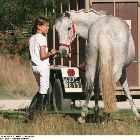 Cette passionnée d'équitation réussissait aussi de brillantes études...Charlotte fait son premier jumoing en octobre 1996.