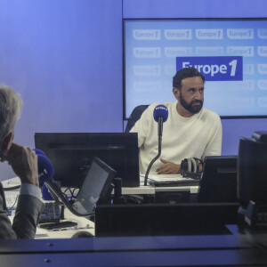 Exclusif - Cyril Hanouna - C.Hanouna avec ses chroniqueurs G.Maillet, E.Naulleau, G.Le Bret, V.Benaim, R.Aabou, et l'invité du jour, N.Dupont-Aignan, aux commandes de l'émission "On Marche Sur La Tête" diffusée en direct sur les ondes de radio Europe 1, à Paris, France, le 18 juin 2024. © Jack Tribeca/Bestimage 