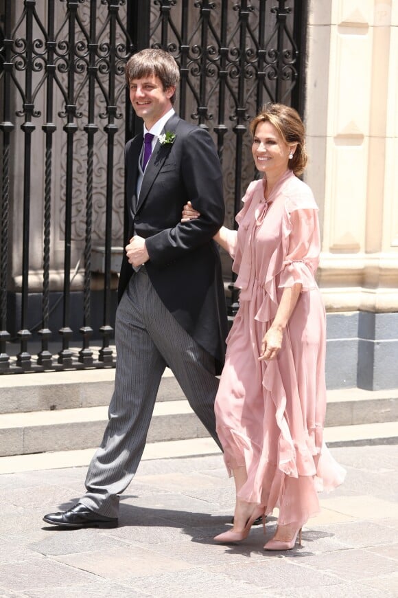 On vous le dit !
Le prince Ernst August Jr de Hanovre et Elizabeth Foy Vasquez (mère de la mariée) lors du mariage du prince Christian de Hanovre avec Alessandra de Osma à Lima au Pérou le 16 mars 2018