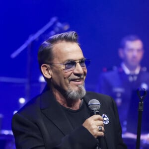 Et comme un problème n'arrive jamais seul, il a évoqué son nouveau souci de santé dans le podcast Contre-addictions de Rose. 
Florent Pagny lors du concert caritatif "Sentinelles d'un soir" au profit de l'association Bleuet de France à la salle Pleyel à Paris le 30 mai 2024. © Jack Tribeca / Bestimage