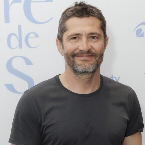 Là il a démarré sa carrière professionnelle
Bixente Lizarazu, lors du Festival du Livre à Paris, France, le 13 avril 2024. © Jack Tribeca / Bestimage