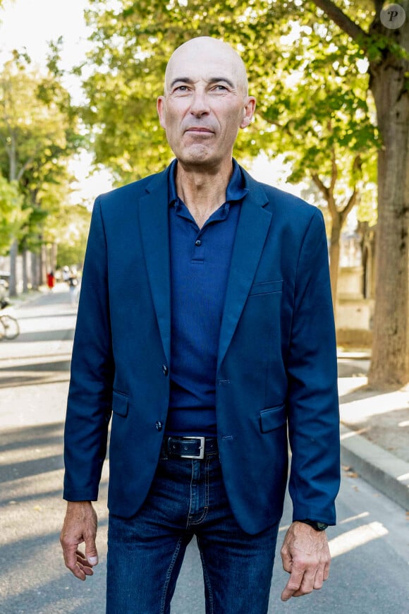 Nicolas Canteloup aux obsèques du journaliste Jean-Pierre Elkabbach au cimetière du Montparnasse dans le 14ème arrondissement de Paris, France, le 6 octobre 2023