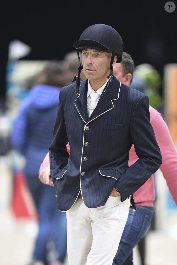 Ce véritable amateur de sensations fortes participe régulièrement à des compétitions, bien qu'il soit maintenant soixantenaire.
Nicolas Canteloup lors de la compétition équestre Longines Masters de Paris à Villepinte, le 5 décembre 2019