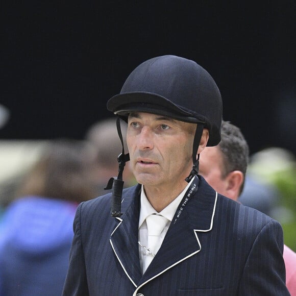 Ce véritable amateur de sensations fortes participe régulièrement à des compétitions, bien qu'il soit maintenant soixantenaire.
Nicolas Canteloup lors de la compétition équestre Longines Masters de Paris à Villepinte, le 5 décembre 2019