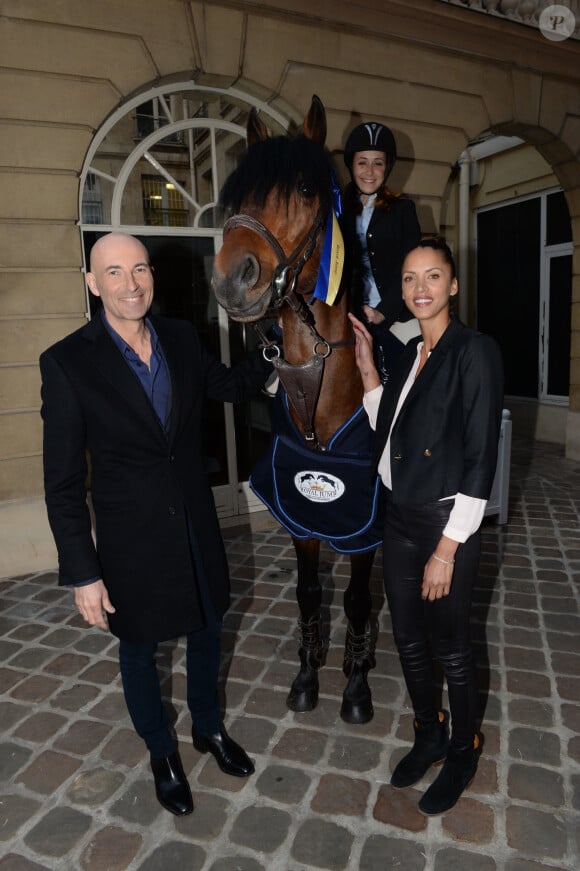 L'humoriste et imitateur, Nicolas Canteloup et le mannequin et actrice, Noémie Lenoir lors de la conférence de presse pour la première édition du Royal Jump (au château de Bertichères Chaumont-en-Vexin, Hauts-de-France), le 5 avril 2017